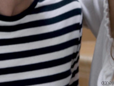 Светловолосая украинская девка ебётся с парнем на лестничной площадке