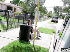 Татуированная девчонка с большой грудью отпердолена в анал в фургоне