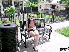 Татуированная девчонка с большой грудью отпердолена в анал в фургоне