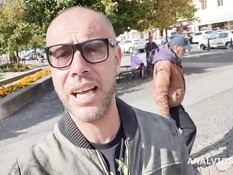 Татуированная очкастая брюнетка отпердолена в попу и залита спермой