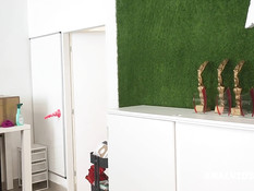 Татуированная очкастая брюнетка отпердолена в попу и залита спермой