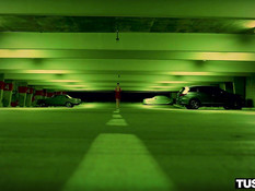 Молодая ненасытная шатенка отпердолена в анал и доведена до сквирта