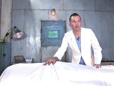 Грудастый транс с татуированным телом отпердолил и обкончал мужчину