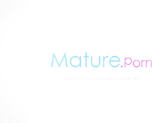 Грудастая зрелая брюнетка отодрала страпоном татуированную лесбиянку