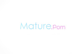 Похотливая русская дамочка трахается на кровати с молодым пареньком