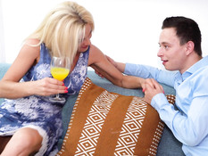 Молодой любовник оттрахал на кровати грудастую светловолосую дамочку