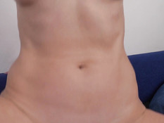 Худая русская мамочка со светлыми волосами ебётся с молодым приятелем