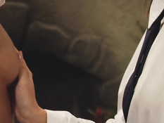 Хозяйки-лесбиянки заставляют красивых секс рабынь ублажать их прихоти