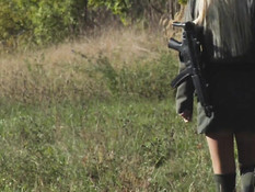 Хозяйки-лесбиянки заставляют красивых секс рабынь ублажать их прихоти