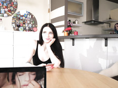 Парень ебёт русскую брюнетку отлизывающую клитор у сисястой подруги