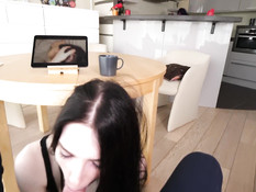 Парень ебёт русскую брюнетку отлизывающую клитор у сисястой подруги