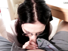 Похотливая русская студентка в очках ебётся с молодым преподавателем