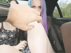 Две русские нимфоманки занимаются лесби сексом и ебутся с водителем