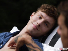 Худой парень во дворе оттрахал в очко голубого друга с тату на руках