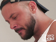 Спортивный бородатый гей отпердолил небритого любовника на кровати