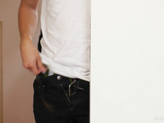 Двое худых голубых приятелей отодрали молодого паренька в рот и анус