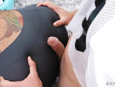 Жопастая пышногрудая мулатка с тату на теле трахается с белым парнем