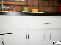 Белый мужик отодрал молодую темнокожую домработницу с большой грудью