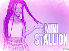 Сисястая белая женщина занялась лесби сексом с миниатюрной мулаткой