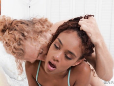 Мулатка увидела дрочащего член белого парня и занялась с ним сексом