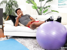 Татуированная сисястая мулатка с большой жопой ебётся с чёрным парнем