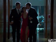 Два мужика отпердолили юную шатенку и сделали двойное проникновение