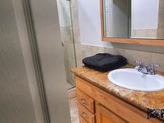 Заметил мастурбирующую анус девчонку и отпердолил её в ванной в анал