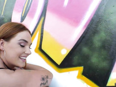 Жопастая рыжая девка с большими сиськами отпердолена в рабочий анус