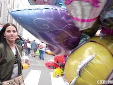 Блондинка и шатенка на улице занимались свинг сексом с двумя парнями