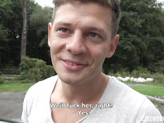 Блондинка и шатенка на улице занимались свинг сексом с двумя парнями