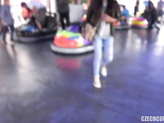 Блондинка и шатенка на улице занимались свинг сексом с двумя парнями