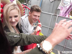 Блондинка и шатенка на улице занимались свинг сексом с двумя парнями