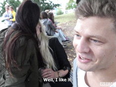 Блондинка и шатенка на улице занимались свинг сексом с двумя парнями