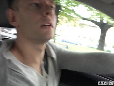 Блондинка и шатенка на улице занимались свинг сексом с двумя парнями