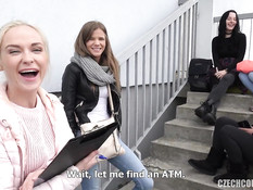 Две девушки свингерши сосут и ебутся с парнем на лестничной площадке