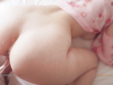 Оттраханная в позе раком сиськастая девчонка получила сперму на попу