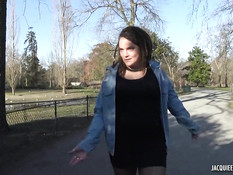 Двум пышным сисястым девкам делают двойной вагинал и заливают спермой