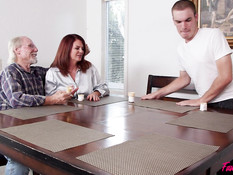 Рыжая сисястая дамочка и молодая девчонка ебутся с дедом и пареньком