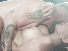 Пышная рыжая жопастая девка трахается с мужиком в бассейне и в доме