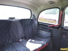 Водитель такси оттрахал в машине молодую грудастую рыжую пассажирку