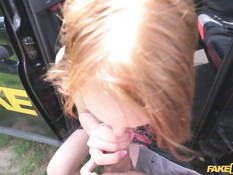 Водитель такси оттрахал в машине молодую грудастую рыжую пассажирку