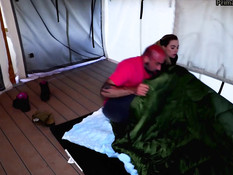 Пожилой лысый мужик отодрал сисястую девчонку на скамейке возле дома