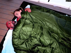 Пожилой лысый мужик отодрал сисястую девчонку на скамейке возле дома