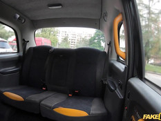 Таксист отодрал в автомобиле и обкончал красивую грудастую блондинку