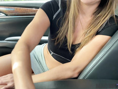 Водитель отодрал в автомобиле сисястую блондинку и кончил в её киску