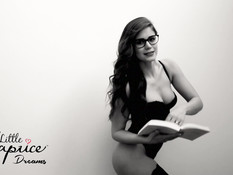 Две развратные молодые пары занялись страстным свинг сексом на диване