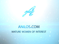 Зрелая русская блонда с маленькой грудью мастурбирует сидя на столе