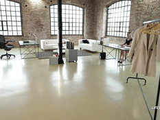 Услужливая украинская секретарша в офисе ебётся с начальником в анал