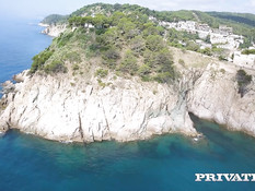 Худенькая русская блондинка трахается с лысым мужиком возле бассейна