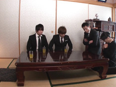 Трое мужиков отымели зрелую японскую шатенку и залили киску спермой